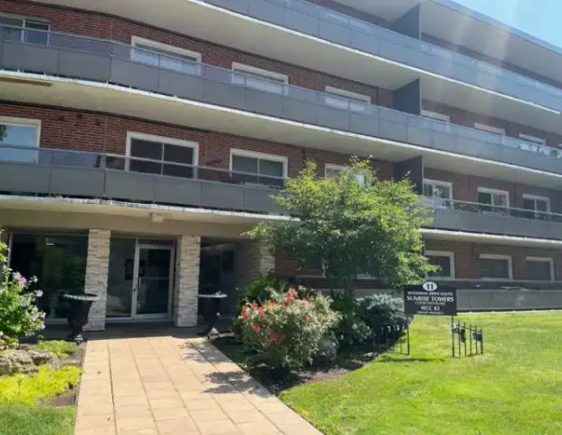 Great Location, very well maintained - 11 Woodman Drive South | 11 Woodman Drive South, Hamilton - Photo 1