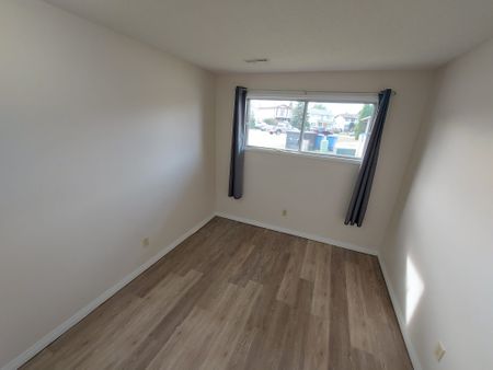 Beautiful 2 Bedroom Unit in Clearview Meadows!! - Photo 4