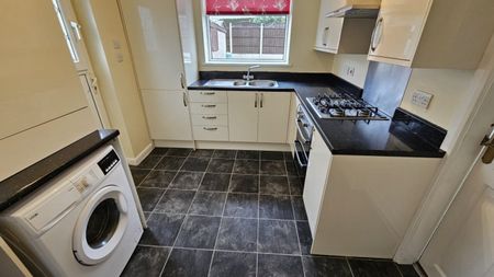 3 bed Semi-Detached - To Let - Photo 3
