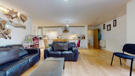 2 bedroom ground floor flat to rent - Photo 3