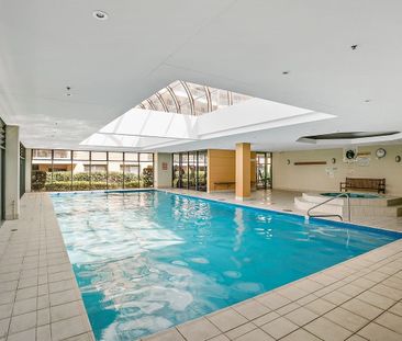 Two bedroom apartment in ultra convenient location - Photo 2