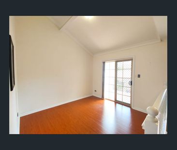 Modern North-Facing Townhouse in Prime Padstow Location - Photo 2