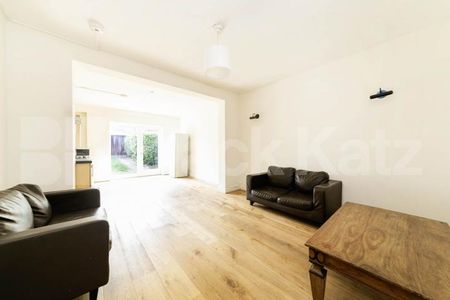 A well-presented and spacious two-bedroom property situated on the popular Geary Road, offering generous living accommodation throughout and available immediately - Photo 2