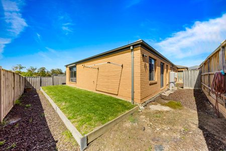 Cardinia Lakes Estate - Family Home - Photo 3