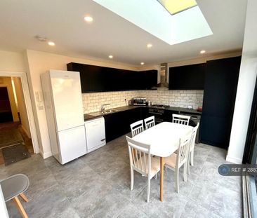 1 bedroom in a flat share to rent - Photo 4