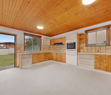 Spacious Traditional Home with Generous Outdoor Space - Photo 3