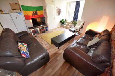 8 bedroom House in Hyde Park, Leeds - Photo 2