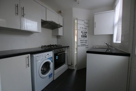 3 bedroom semi-detached house to rent - Photo 3