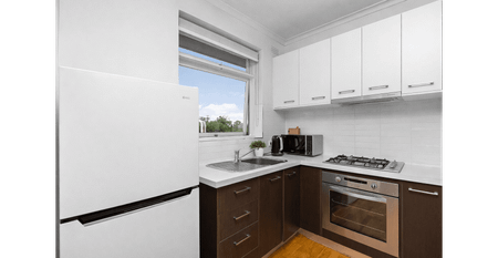 COMFORT & CONVENIENCE IN TRENDY RICHMOND LOCALE - Photo 3