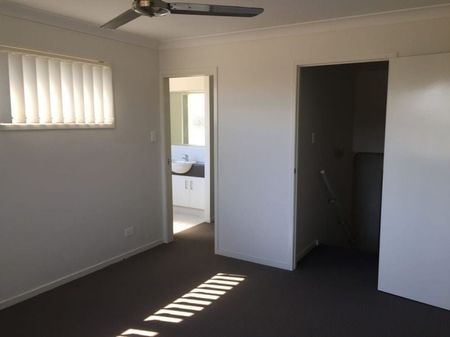 Modern Townhouse in Central Coomera Location - Photo 2