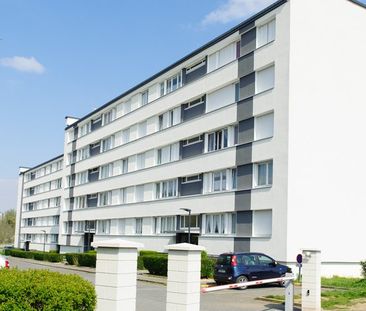 Appartement de tpye 5 situé au 1er étage d'une résidence sécurisée comprenant 3 chambres fermées, salon/séjour, cuisine séparée, salle de bain avec baignoire , wc séparé, buanderie et placards de rangement - Photo 3