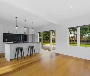 This beautifully presented three-bedroom, two-bathroom home offers ... - Photo 4