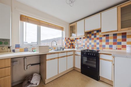 To Let 2 Bed Flat - Purpose Built - Photo 4