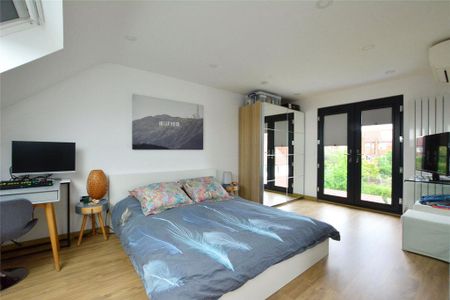 4 bedroom semi-detached house to rent - Photo 5