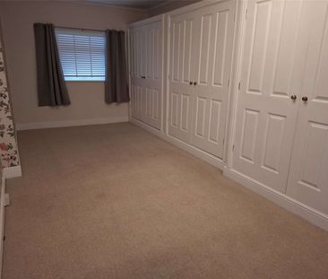 A spacious detached bungalow featuring two double bedrooms, a doubl... - Photo 5