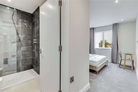 Impressive 2 bedroom apartment on the 2nd floor of a small new build development with parking - Photo 5