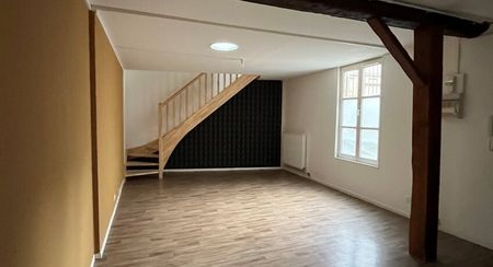 Secteur de Mézières dans petit collectif, appartement de 125m² en duplex comprenant : - Photo 2