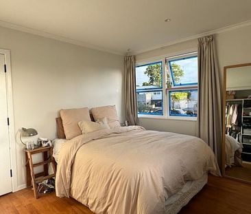 Sun filled, renovated, 3 bedroom family home - Photo 3