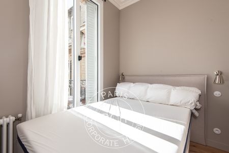 Rue Bassano, - Photo 3