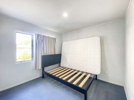 ELLERSLIE - 3 Bedroom House in a good location - Photo 4