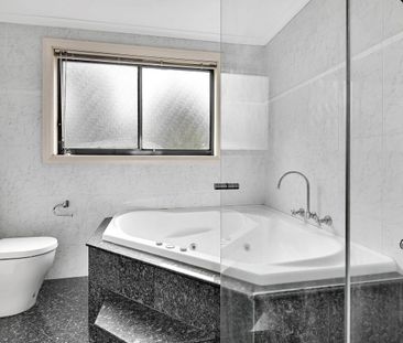 House Sized Penthouse Apartment with Versatile 2 Level Layout - Photo 4