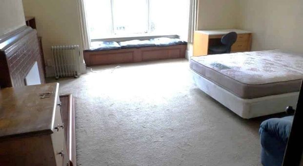 The bedrooms at a student house on George street - Photo 1