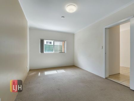 CENTRALLY LOCATED, 3 BEDROOM UNIT WITH A/C! - Photo 2