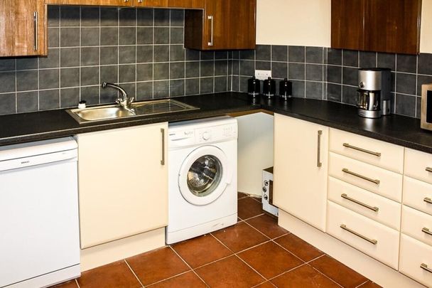 Room in a Shared House, Cardigan Lane, LS4 - Photo 1