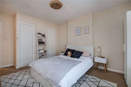 A spacious two bedroom flat situated on Severus Road. - Photo 2