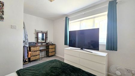 3 Bedroom Terraced House - Photo 3