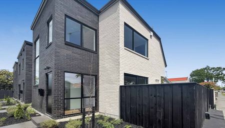 CHRISTCHURCH CENTRAL - 3 BEDROOMS, 3.5 BATHROOMS, 2 HEATPUMPS - Photo 2