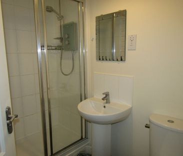 2 bed Apartment - To Let - Photo 4