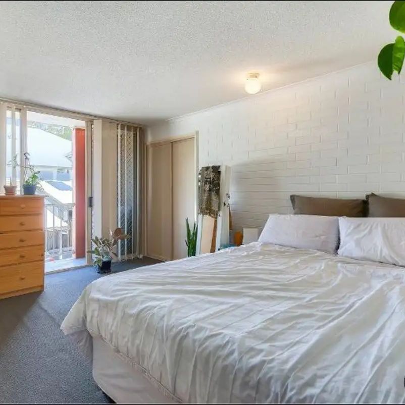 “Studio Apartment in Highgate Hill” - Photo 1