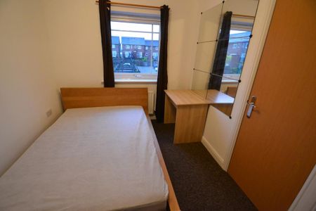 4 bedroom semi-detached house to rent - Photo 4