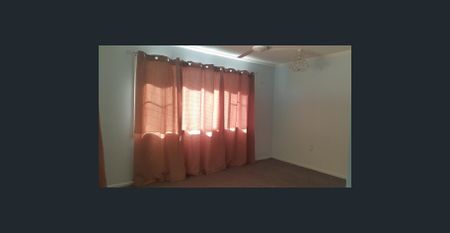 Large 3 bedroom home, walking distance to shops & restaurants - Photo 5