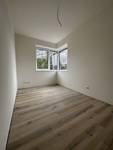 Leben im Neubau: Großzügige 5-Zimmer-Wohnung mit Terrasse und Carport - Foto 2
