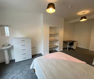 8 bedroom flat to rent - Photo 1