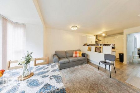 4 bedroom semi-detached house to rent - Photo 2