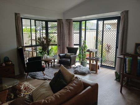 Helensvale - Photo 3