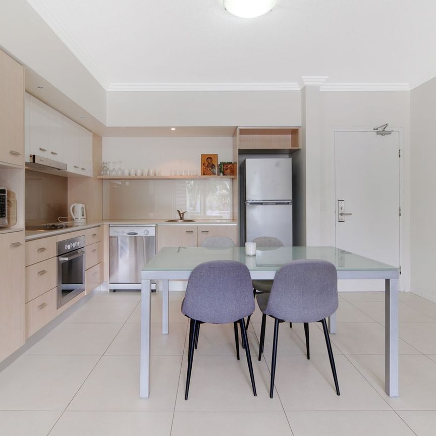 FULLY FURNISHED 1 BEDROOM APARTMENT- LOCATED CLOSE TO BOND UNI IN VARSITY LAKES - Photo 1