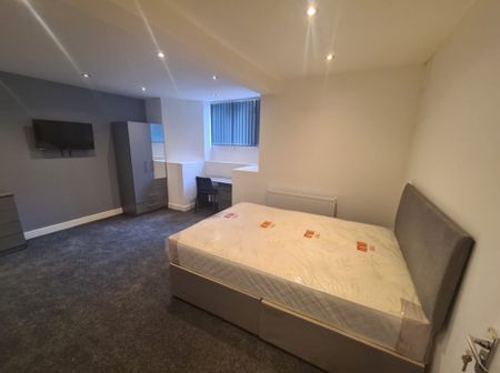 4 Bed - Flat 1, 47 Clarendon Road, Woodhouse, Leeds - LS2 9NZ - Student - Photo 2