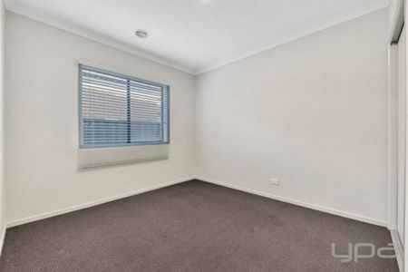 Spacious Family Living in Craigieburn - Photo 3