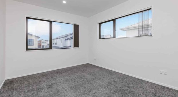 Beautiful Multi Generational Living Just minut... - Photo 1