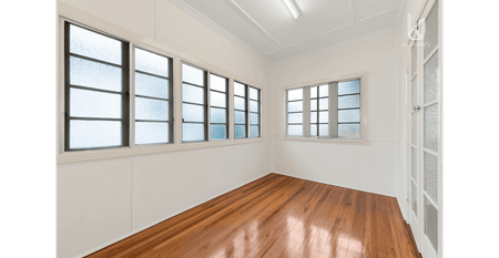 Comfortable & Charming Moorooka Home with Large Backyard - Photo 2