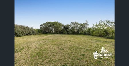 Huge block of rental property with hidden charm for the whole family to enjoy! - Photo 4