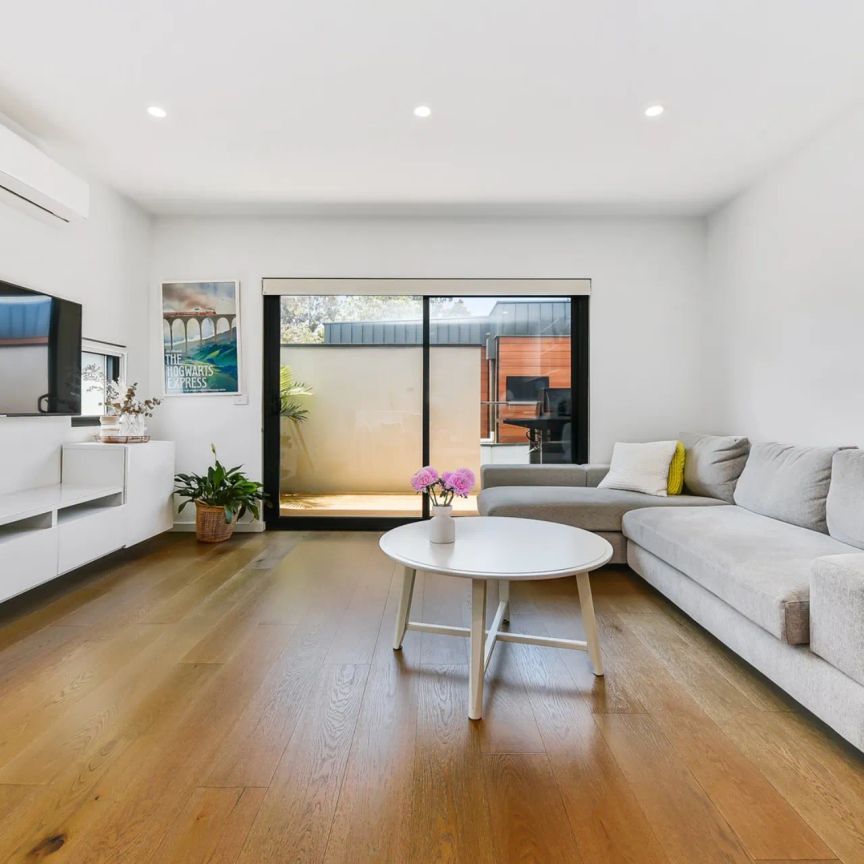 STYLISH TWO BEDROOM LIVING IN PRIME CHELTENHAM LOCATION - Photo 1