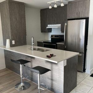 Dernière Étage - Lumnieux- 3-1/2 Près du Métro Angrignon - Meublé - Photo 2