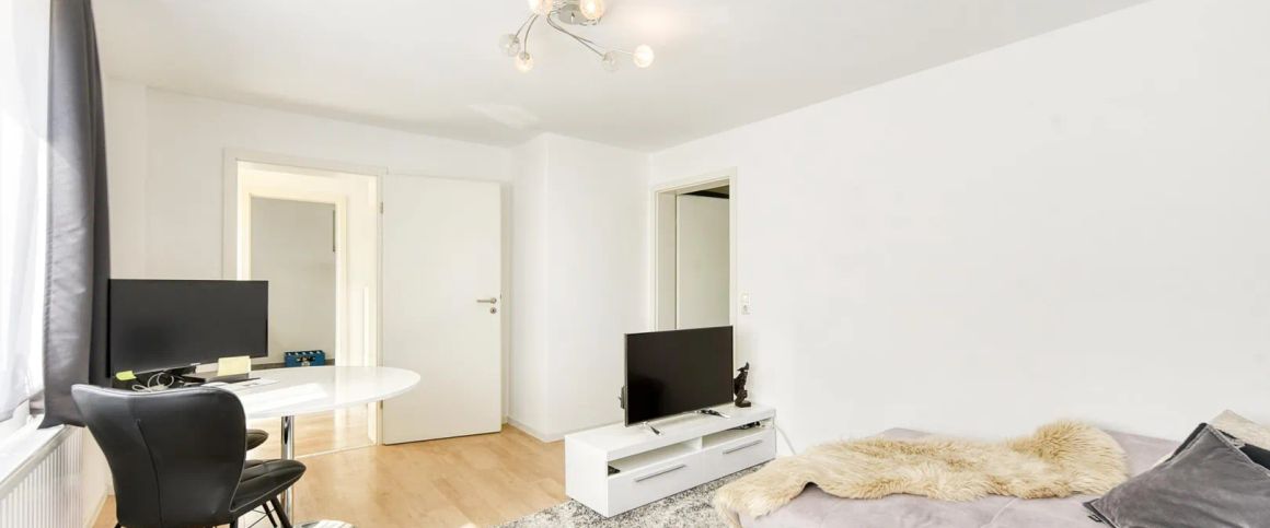 +++ gute Wohnlage - eigener Zugang - Souterrain mit Terrasse - an einen Nichtraucher - EBK-Übernahme möglich +++ - Foto 1