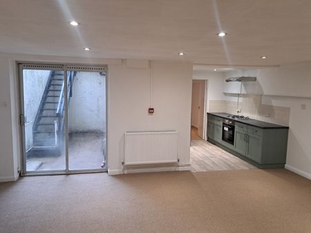 3 Bed Flat, Farm Road, BN3 - Photo 2