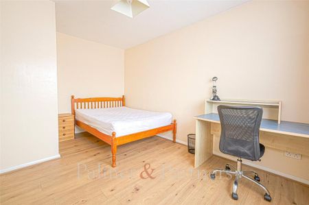 4 bedroom semi-detached house to rent - Photo 5